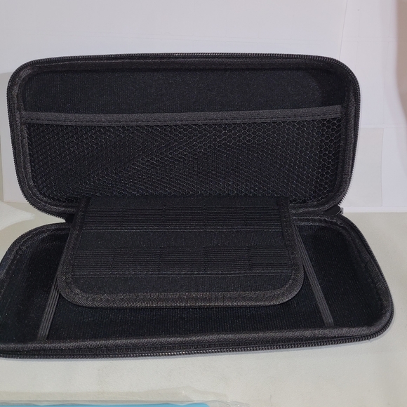 The PDP Slim Travel Deluxe Case is a travel case designed for the Nintendo Switc - Picture 4 of 10